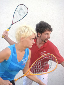 Irgendwann packt auch dich das Squashfieber. 
       Genau das Richtige, wenn du mit Freund oder Freundin Spa&szlig; beim Sport haben m&ouml;chtest. 
       Es fordert euch beide, dabei ist es so einfach.
